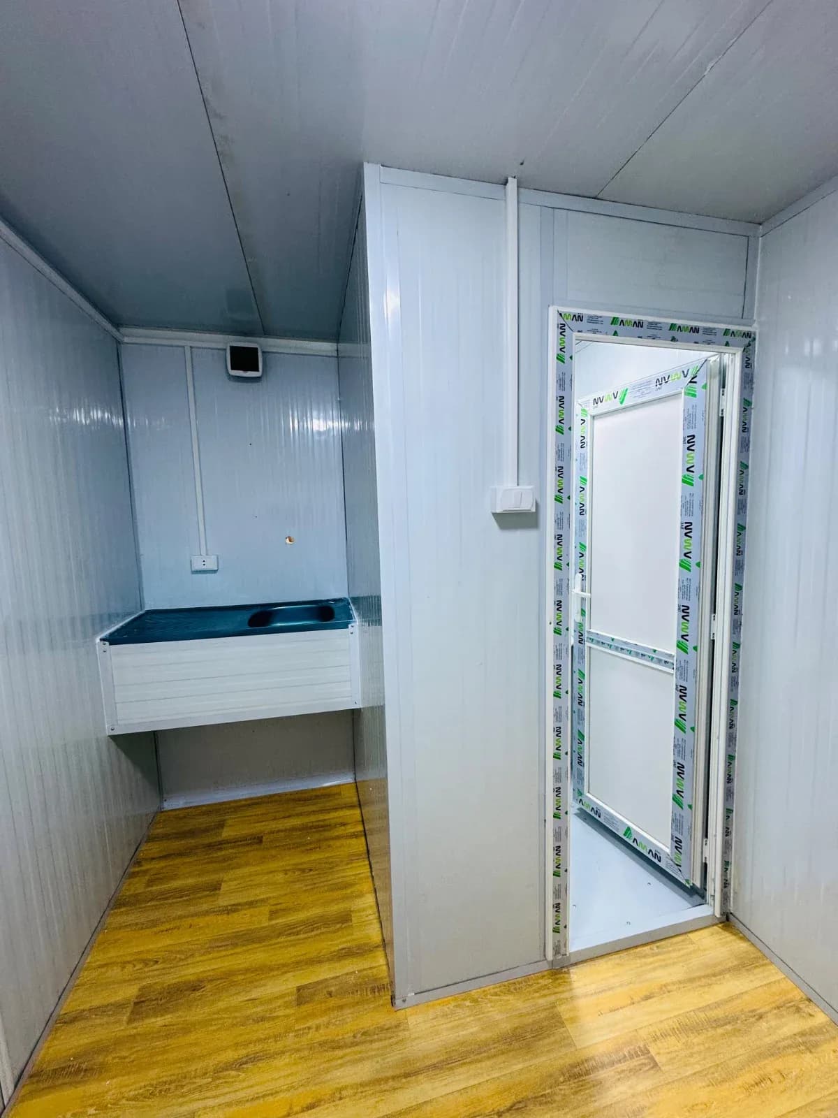 كرفان سكني 3×9 متر غرفتين وحمام وأوفيس – أرضية فينيل وأبواب PVC – صورة 5