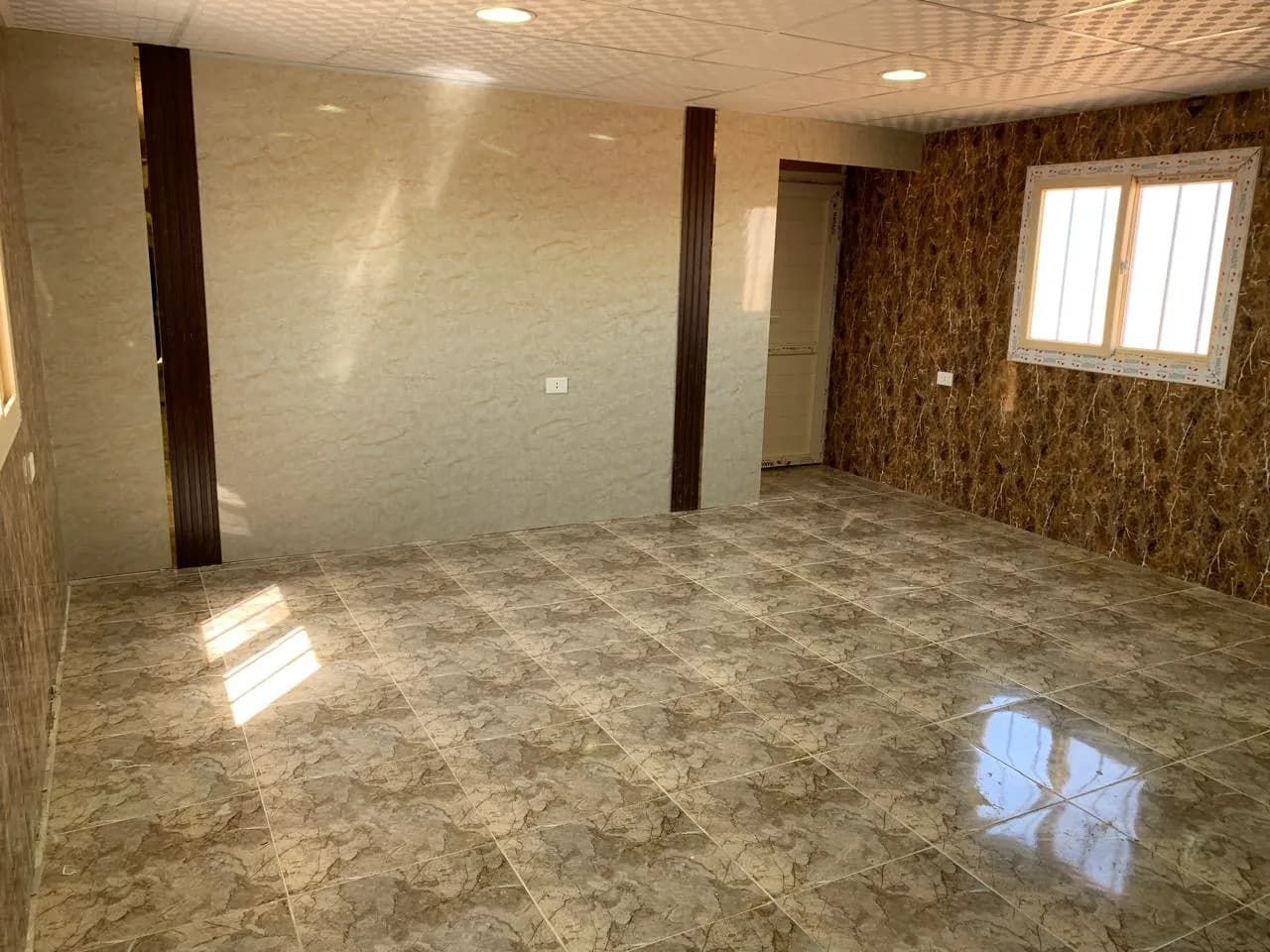 كرفان مكتب إداري 3×6 مشطّب ومكيّف بديكور رخام PVC – تصنيع حسب الطلب – صورة 1