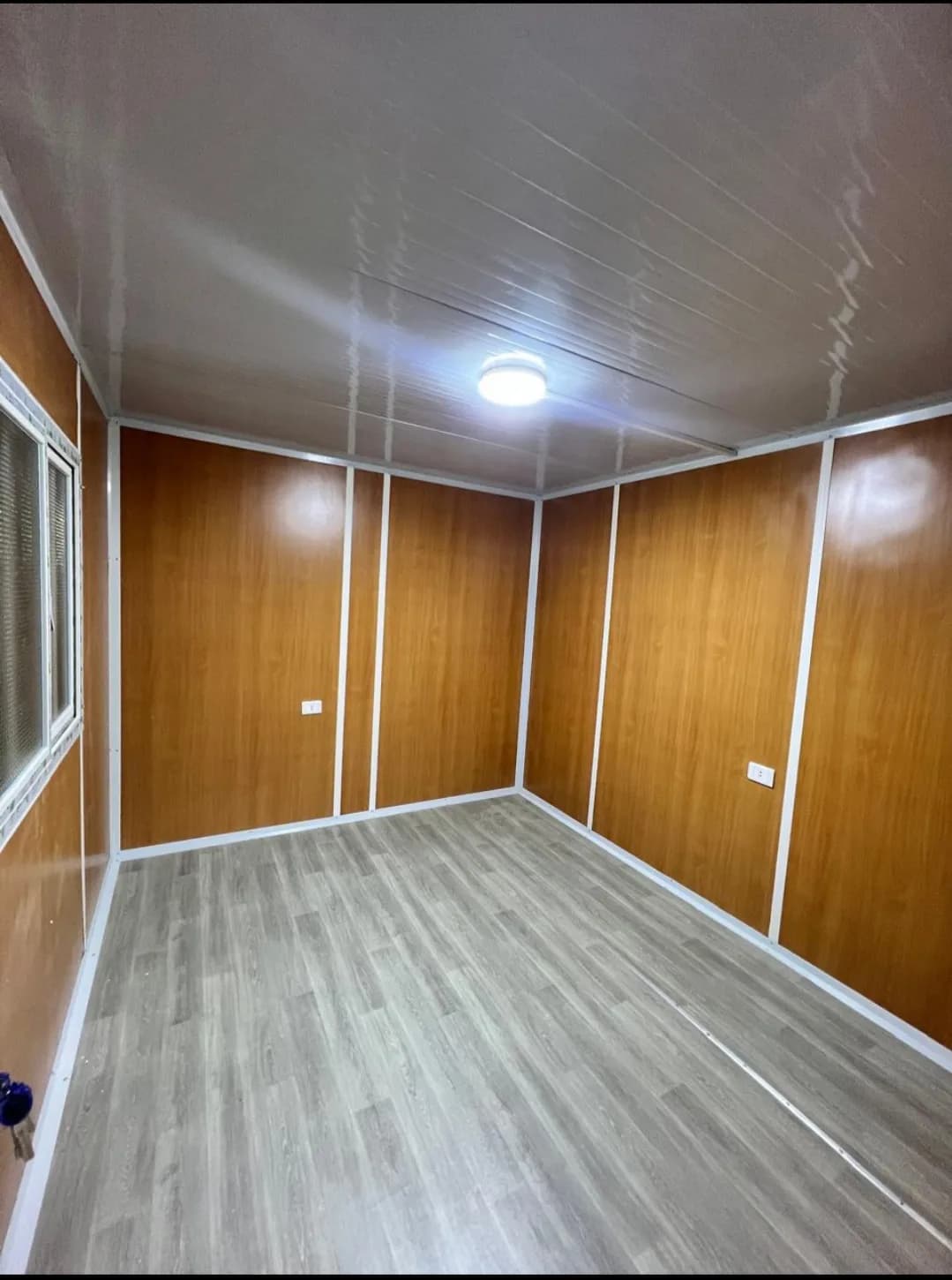كرفان سكني 3×9 متر غرفتين وحمام وأوفيس بحوائط ديكور – صورة 4