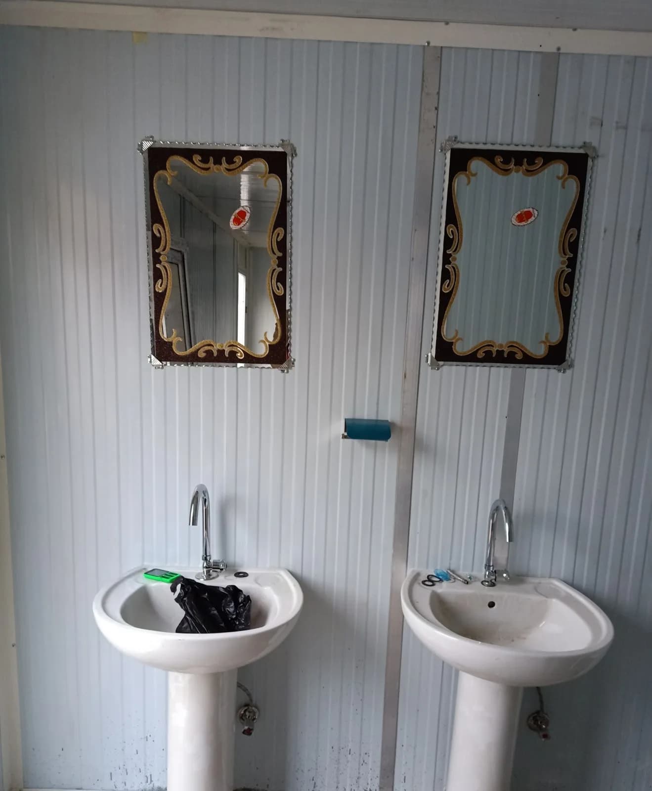 وحدة حمامات متنقلة 2.4×6 متر بممر داخلي ومغسلتين – ساندويتش بانل – صورة 2