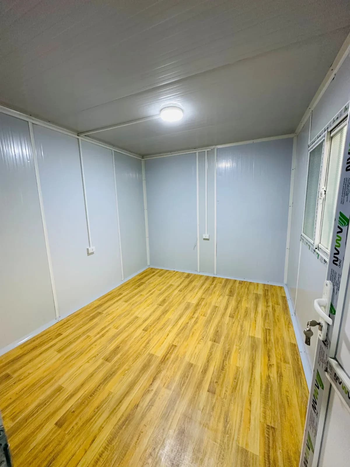 كرفان سكني 3×9 متر غرفتين وحمام وأوفيس – أرضية فينيل وأبواب PVC – صورة 4