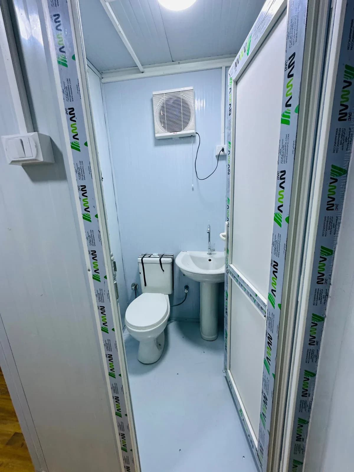 كرفان سكني 3×9 متر غرفتين وحمام وأوفيس – أرضية فينيل وأبواب PVC – صورة 2