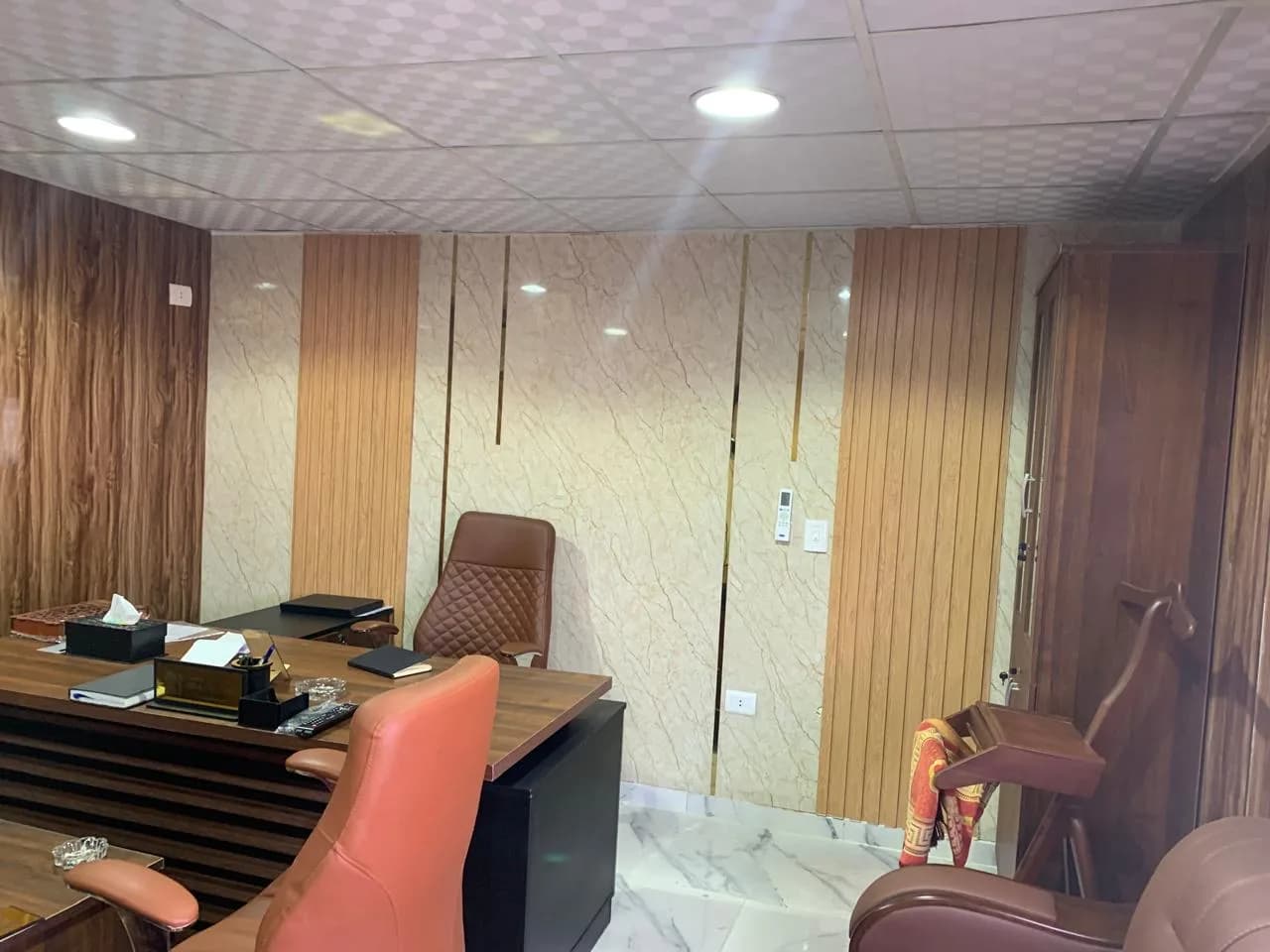 كرفان مكتب إداري 3×6 مشطّب ومكيّف بديكور رخام PVC – تصنيع حسب الطلب – صورة 4