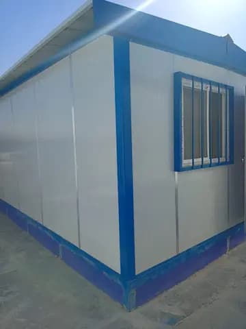 كرفان 3×6 بشبابيك حماية وإطار أزرق