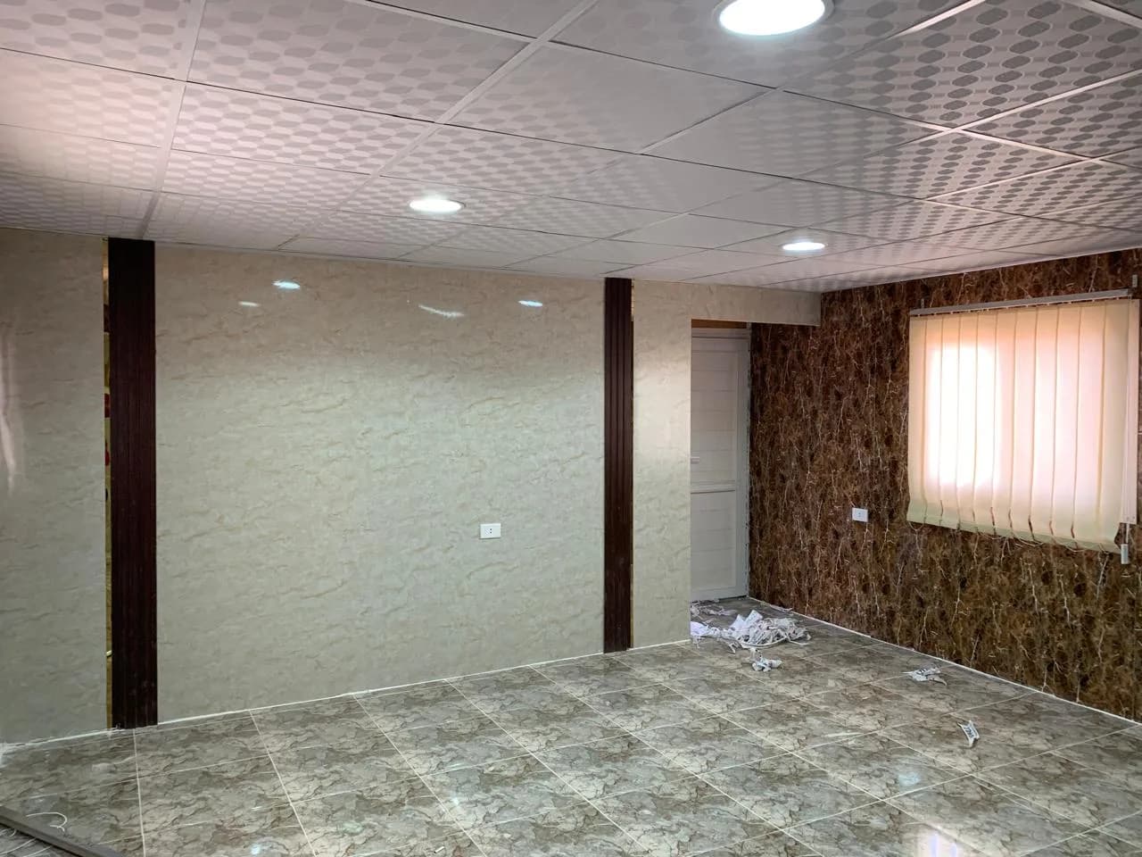 كرفان مكتب إداري 3×6 مشطّب ومكيّف بديكور رخام PVC – تصنيع حسب الطلب – صورة 2
