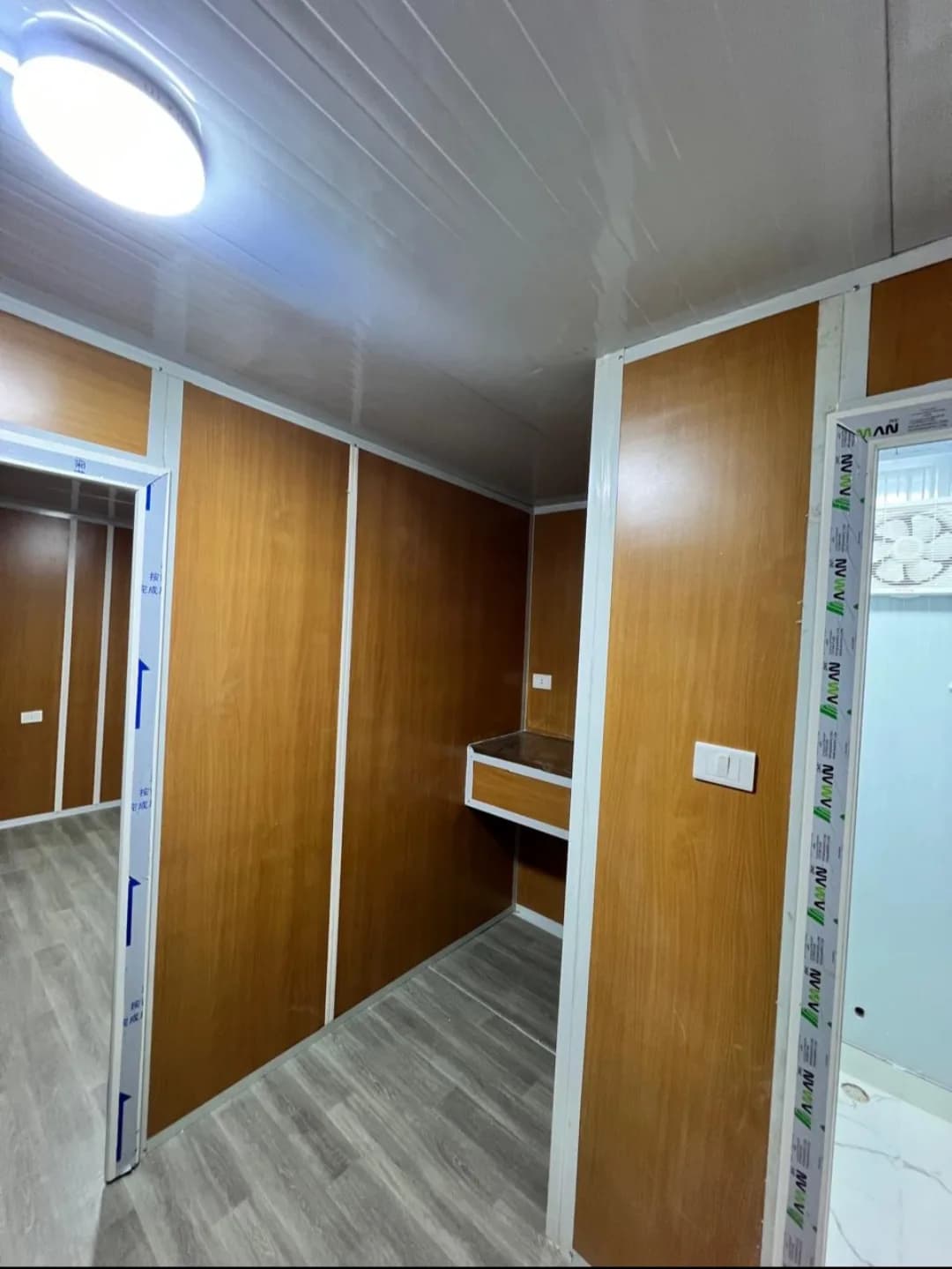 كرفان سكني 3×9 متر غرفتين وحمام وأوفيس بحوائط ديكور – صورة 2