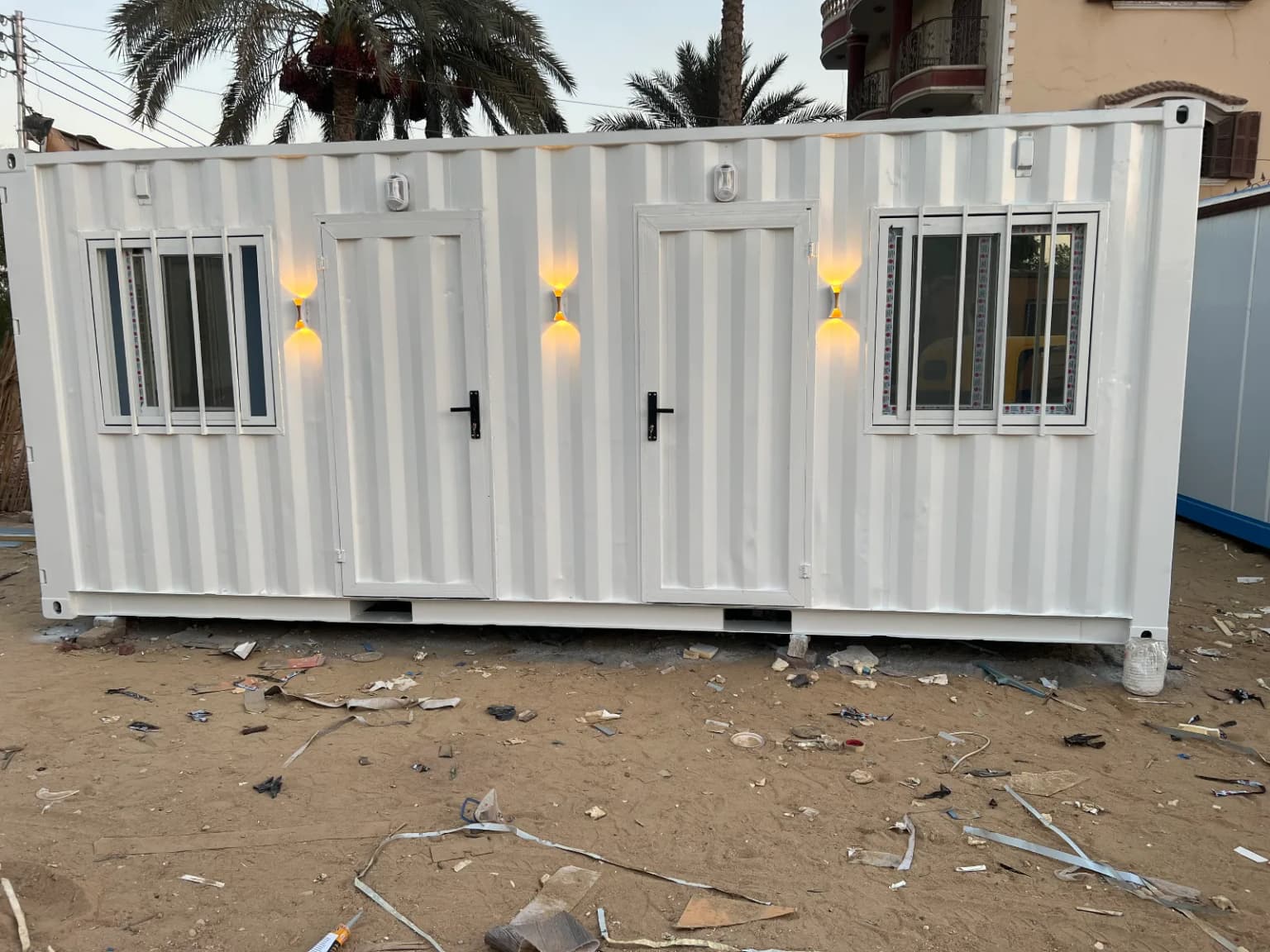 حاوية 20 قدم معدّلة غرفتين ببابين وشباكين – ساندويتش بانل من الداخل – صورة 1