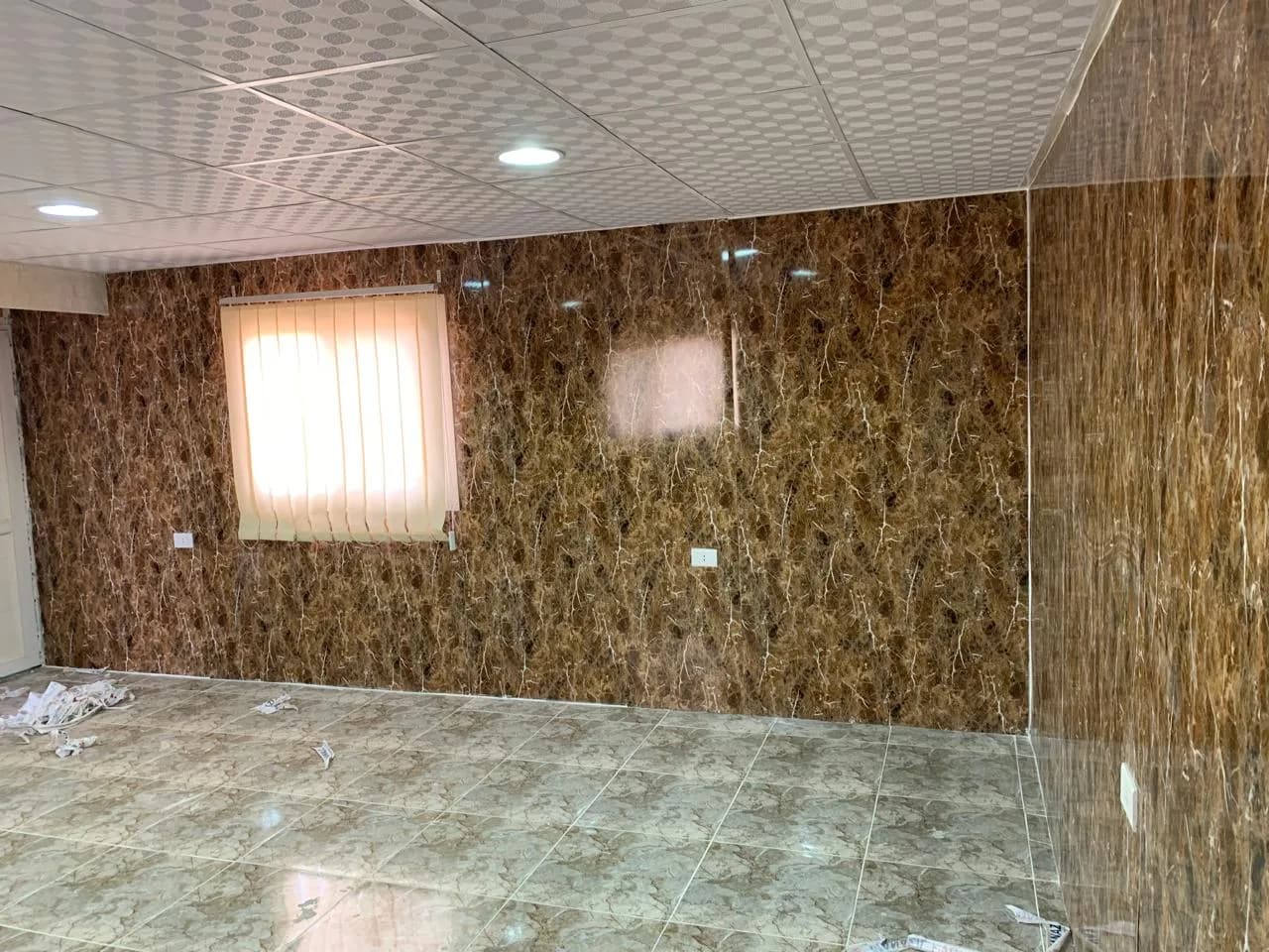 كرفان مكتب إداري 3×6 مشطّب ومكيّف بديكور رخام PVC – تصنيع حسب الطلب – صورة 3