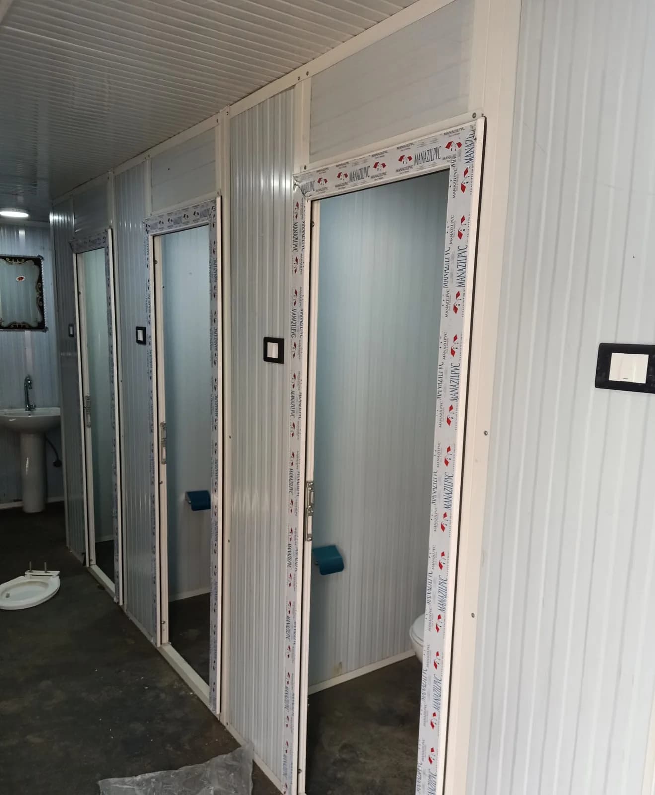 وحدة حمامات متنقلة 2.4×6 متر بممر داخلي ومغسلتين – ساندويتش بانل – صورة 1