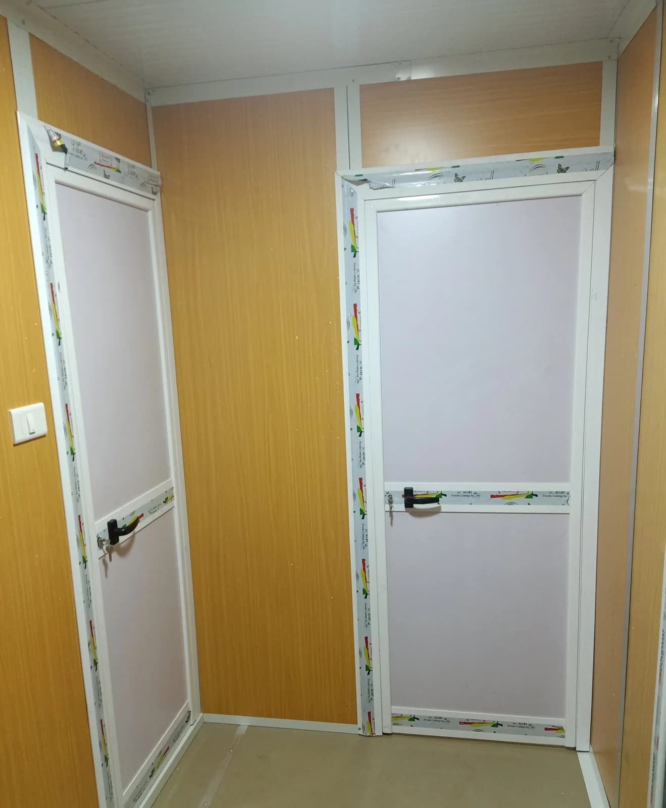 كرفان سكني 3×9 متر ساندويتش بانل – غرفتين وحمام لسكن العمال والمواقع – صورة 2