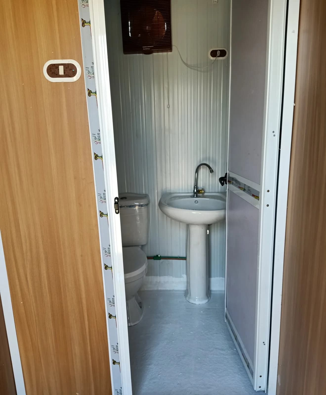 كرفان حمام متنقل 1.5×2 متر ساندويتش بانل – قاعدة وحوض جاهز – صورة 2
